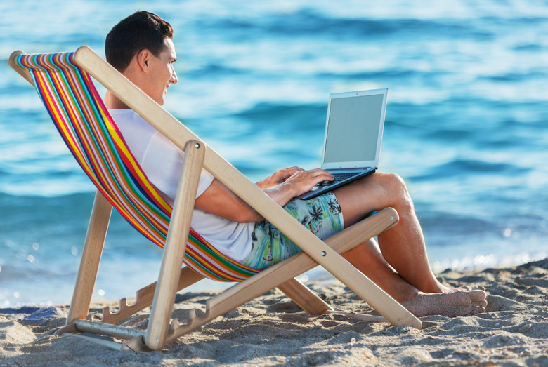 Who are digital nomads and what are the benefits of being a digital nomad?